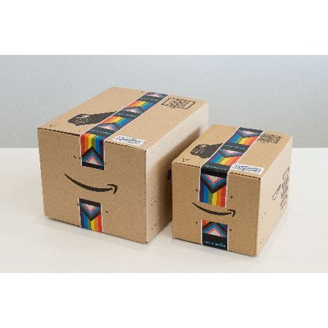 Amazon、プライドを祝福しAmazonの商品をお届けする梱包を期間限定のレインボーカラーのテープで